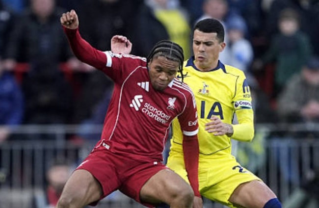 Các huyền thoại bóng đá Anh phát sốt vì Rio Ngumoha