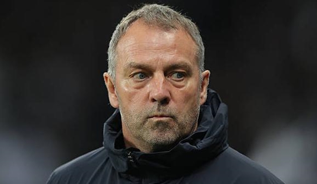 Hansi Flick lo Barcelona bị loại ở Champions League.