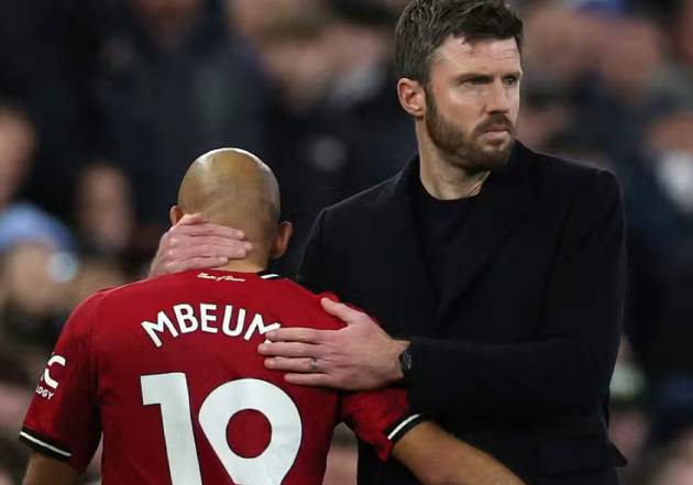 Đ&atilde; đến l&uacute;c Carrick mạnh tay để Mbeumo dự bị.