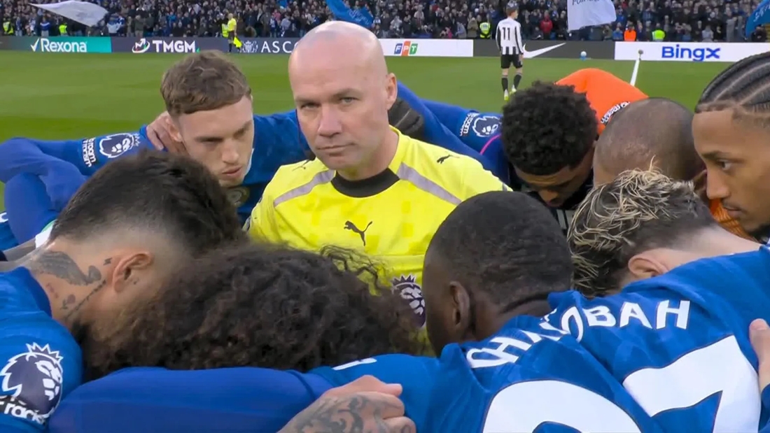 Ảnh bài viết Trọng tài xen vào vòng hội ý Chelsea bị chê kiêu ngạo