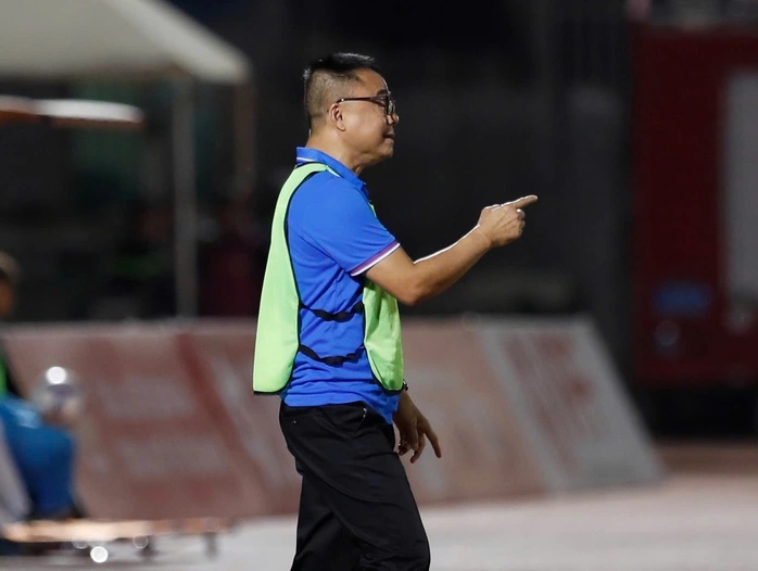 HLV Trần Tiến Đại c&oacute; m&agrave;n t&aacute;i xuất V-League kh&ocirc;ng trọn vẹn.