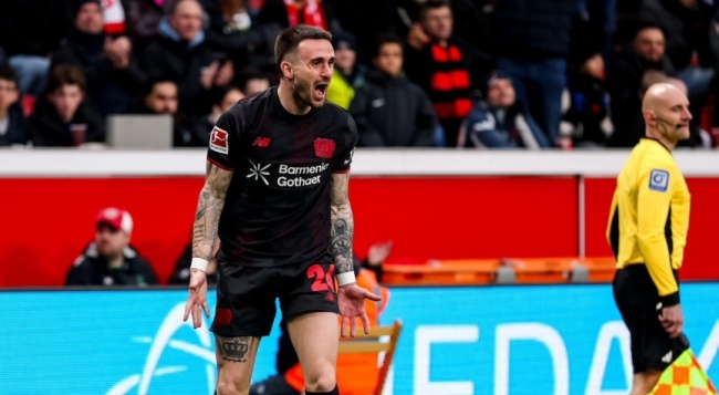 Aleix Garcia trong m&agrave;u &aacute;o Leverkusen.