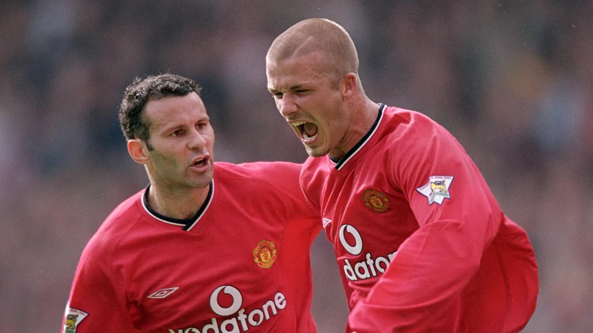 Giggs v&agrave; Beckham x&eacute; toang h&agrave;ng thủ Arsenal.