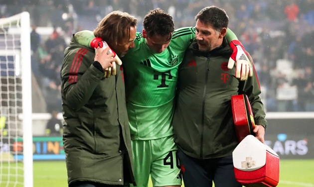 C&aacute;c thủ m&ocirc;n của Bayern thay phi&ecirc;n d&iacute;nh chấn thương.