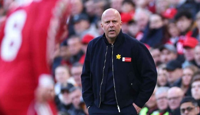 Carragher cảnh báo Arne Slot về sự quay lưng của fan Liverpool