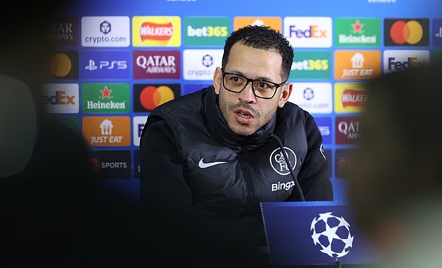 Rosenior tức giận v&igrave; c&oacute; kẻ phản bội.