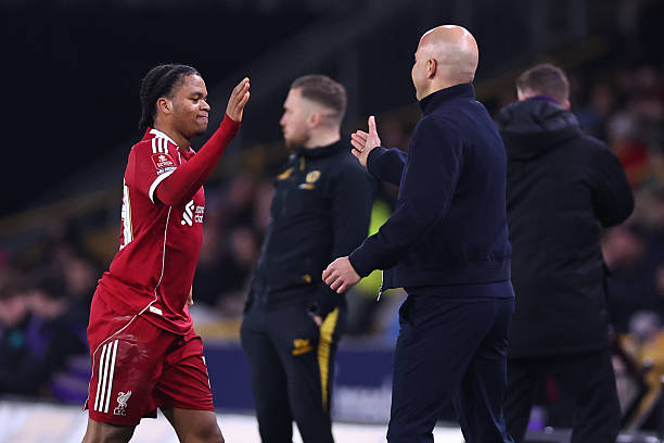 Tái đấu Galatasaray, Slot cần phải thay đổi kế hoạch với Ngumoha