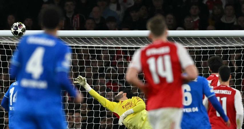 David Raya (8 điểm): Trong hiệp một, anh c&oacute; rất &iacute;t việc phải l&agrave;m ngo&agrave;i việc dễ d&agrave;ng bắt gọn một pha đ&aacute;nh đầu đi thẳng v&agrave;o vị tr&iacute; của m&igrave;nh. Sau đ&oacute;, anh tiếp tục phải duy tr&igrave; sự tập trung cao độ để l&agrave;m chủ kh&ocirc;ng gian v&ograve;ng cấm trước những quả tạt li&ecirc;n tục từ đối phương. Đặc biệt, anh đ&atilde; c&oacute; một pha cứu thua xuất thần ở những ph&uacute;t cuối trận.