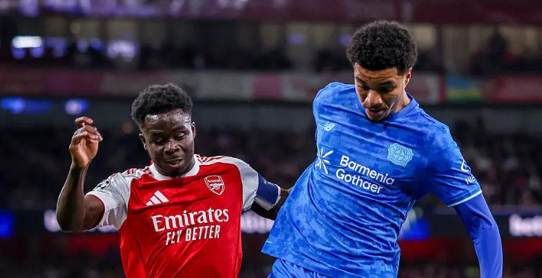 Bukayo Saka (7 điểm): Buộc Blaswich phải trổ t&agrave;i cứu thua sau một pha phối hợp lỗi ở h&agrave;ng thủ đối phương, mang đến cho anh cơ hội dứt điểm bằng ch&acirc;n phải. C&oacute; nhiều cơ hội để t&igrave;m ra đường chuyền hay c&uacute; s&uacute;t thuận lợi nhưng li&ecirc;n tục bị h&agrave;ng thủ Leverkusen l&agrave;m nản l&ograve;ng. D&ugrave; vậy, anh đ&atilde; cống hiến rất nhiều sức lực b&ecirc;n h&agrave;nh lang c&aacute;nh phải.