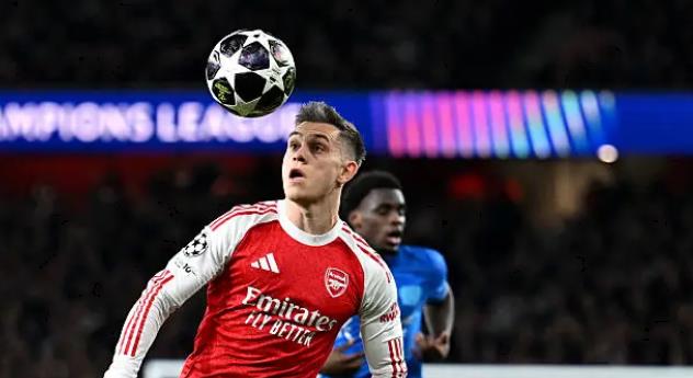 Leandro Trossard (8 điểm): C&oacute; một v&agrave;i pha dứt điểm sớm từ ngo&agrave;i v&ograve;ng cấm, một c&uacute; s&uacute;t đi chệch cột, một c&uacute; s&uacute;t kh&aacute;c thử t&agrave;i Blaswich từ xa. Lẽ ra đ&atilde; c&oacute; thể đưa Ph&aacute;o thủ vươn l&ecirc;n dẫn trước từ cự ly gần, nhưng Blaswich đ&atilde; cứu thua rất xuất sắc.