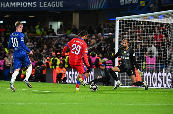 Robert Sanchez &ndash; 6.1 điểm D&ugrave; phải v&agrave;o lưới nhặt b&oacute;ng 3 lần, Sanchez vẫn l&agrave; chốt chặn đ&aacute;ng tin cậy nhất của Chelsea trong đ&ecirc;m kinh ho&agrave;ng n&agrave;y. Anh đ&atilde; c&oacute; &iacute;t nhất ba pha cứu thua xuất sắc trước những c&uacute; dứt điểm hiểm h&oacute;c của Barcola v&agrave; Kvaratskhelia khi PSG tổ chức phản c&ocirc;ng tốc độ. C&aacute;c b&agrave;n thua đều đến từ những sai lầm c&aacute; nh&acirc;n của h&agrave;ng thủ hoặc những c&uacute; dứt điểm kh&ocirc;ng thể cản ph&aacute;, n&ecirc;n Sanchez kh&ocirc;ng phải chịu tr&aacute;ch nhiệm ch&iacute;nh.