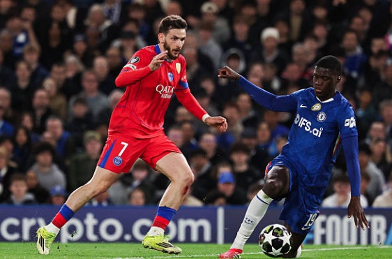 Mamadou Sarr &ndash; 5.1 điểm Một m&agrave;n tr&igrave;nh diễn thảm họa của cầu thủ trẻ 20 tuổi trong lần hiếm hoi được đ&aacute; ch&iacute;nh ở vị tr&iacute; hậu vệ phải. Sarr tỏ ra lạc l&otilde;ng v&agrave; kh&ocirc;ng x&aacute;c định được vị tr&iacute; cần đứng. Sai lầm chết người ở ph&uacute;t thứ 6 khi kh&ocirc;ng thể kiểm so&aacute;t đường b&oacute;ng d&agrave;i của thủ m&ocirc;n đối phương đ&atilde; biếu kh&ocirc;ng cho PSG b&agrave;n mở tỷ số. Anh bị r&uacute;t ra ngay sau hiệp một để giảm thiểu thiệt hại.