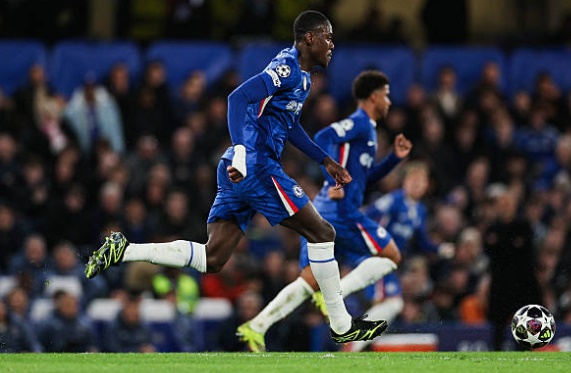 Chalobah đ&atilde; c&oacute; một ng&agrave;y thi đấu vất vả khi kh&ocirc;ng nhận được sự bọc l&oacute;t tốt từ c&aacute;c đồng đội xung quanh. D&ugrave; nỗ lực chỉ huy h&agrave;ng ph&ograve;ng ngự v&agrave; l&agrave; mục ti&ecirc;u trong c&aacute;c t&igrave;nh huống cố định, anh vẫn kh&ocirc;ng thể ngăn chặn sức mạnh tấn c&ocirc;ng của đối thủ. Trận đấu kết th&uacute;c đầy cay đắng với Chalobah khi anh d&iacute;nh chấn thương nặng v&agrave; phải rời s&acirc;n bằng c&aacute;ng ở cuối trận.