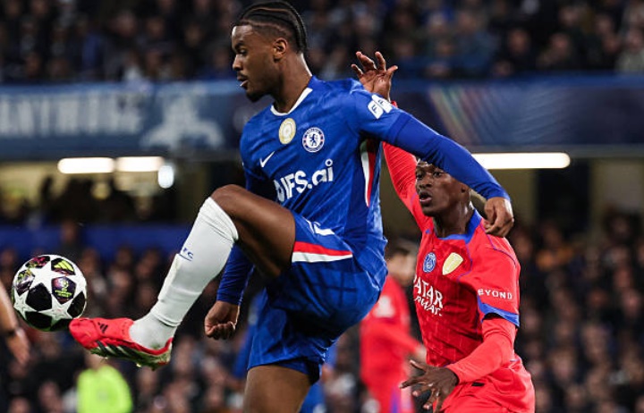 Jorrel Hato &ndash; 5.7 điểm Được k&eacute;o v&agrave;o đ&aacute; trung vệ thay v&igrave; vị tr&iacute; hậu vệ tr&aacute;i sở trường, t&agrave;i năng trẻ n&agrave;y đ&atilde; thể hiện sự điềm tĩnh nhất định. Hato c&oacute; một v&agrave;i t&igrave;nh huống d&acirc;ng cao hỗ trợ tấn c&ocirc;ng kh&aacute; ấn tượng, cho thấy khả năng k&eacute;o b&oacute;ng tốt. Tuy nhi&ecirc;n, trước &aacute;p lực dồn dập từ c&aacute;c ng&ocirc;i sao tấn c&ocirc;ng đẳng cấp thế giới của PSG, anh vẫn bộc lộ những khoảng c&aacute;ch về mặt kinh nghiệm.