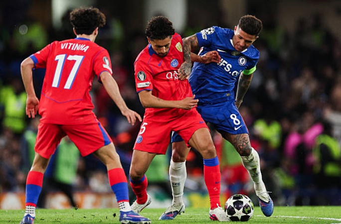 Enzo Fernandez &ndash; 6.0 điểm Được bố tr&iacute; đ&aacute; dạt c&aacute;nh tr&aacute;i trong sơ đồ 4-2-3-1, Fernandez tỏ ra kh&ocirc;ng thoải m&aacute;i. Anh thường xuy&ecirc;n c&oacute; xu hướng b&oacute; v&agrave;o trung lộ, để lộ khoảng trống b&ecirc;n h&agrave;nh lang c&aacute;nh. Khi kh&ocirc;ng ghi b&agrave;n hay kiến tạo, tiền vệ người Argentina dễ d&agrave;ng bị 