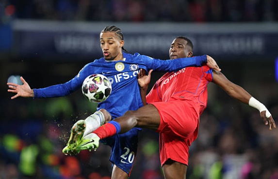 L&agrave; cầu thủ được chấm điểm cao nhất b&ecirc;n ph&iacute;a Chelsea nhờ sự t&iacute;ch cực trong việc t&igrave;m kiếm khoảng trống. Pedro đ&atilde; c&oacute; những cơ hội ngon ăn để ghi b&agrave;n danh dự cho đội nh&agrave; nhưng sự thiếu sắc b&eacute;n trong kh&acirc;u dứt điểm khiến anh kh&ocirc;ng thể chuyển h&oacute;a th&agrave;nh b&agrave;n thắng. Anh rời s&acirc;n ở ph&uacute;t 60 trong sự thất vọng tột c&ugrave;ng.