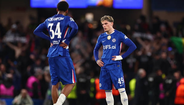 Chelsea sụp đổ nhanh ch&oacute;ng ngay tr&ecirc;n s&acirc;n nh&agrave;.