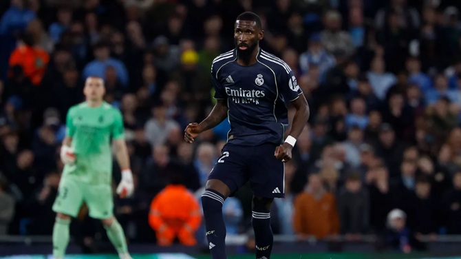 Rudiger (7,1): V&ocirc; c&ugrave;ng đẳng cấp v&agrave; điềm tĩnh tho&aacute;t pressing. Anh c&oacute; x&ocirc; x&aacute;t với thủ th&agrave;nh Donnarumma trong đường hầm l&uacute;c nghỉ giữa hiệp.