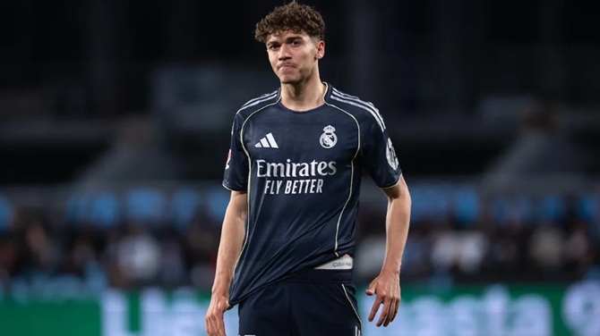 Thiago (6,6): Gi&uacute;p đội giảm nhịp độ l&uacute;c gặp kh&oacute;, nhưng lại bị Doku dễ d&agrave;ng vượt qua ở pha dẫn đến b&agrave;n thua.