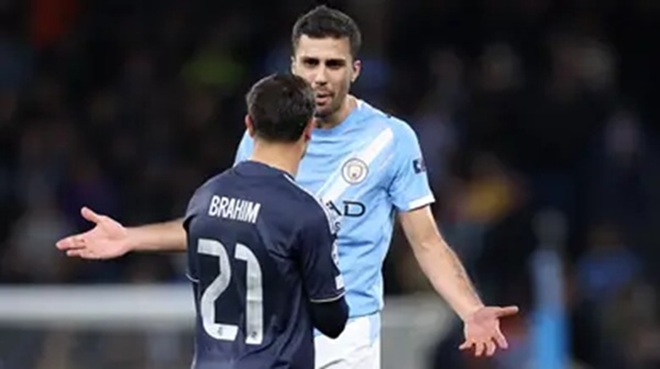 Brahim (6,8): Thua thiệt tốc độ trước Khusanov, nhưng kịp để lại dấu ấn với pha r&ecirc; b&oacute;ng vặn sườn Dias.