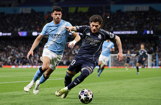 Nunes (6.6): Hoạt động năng nổ b&ecirc;n c&aacute;nh phải, t&iacute;ch cực d&acirc;ng cao hỗ trợ c&aacute;c đợt tấn c&ocirc;ng của đội nh&agrave; bằng những pha leo bi&ecirc;n tốc độ trước khi bị thay ra nghỉ sớm.