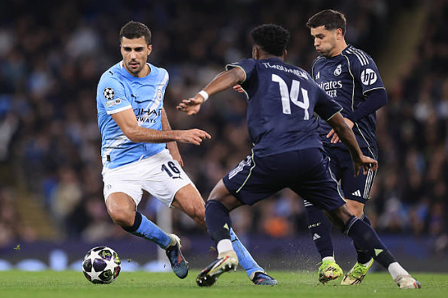 Rodri (6.6): Thử th&aacute;ch thủ m&ocirc;n đối phương từ sớm v&agrave; hoạt động bền bỉ ở giữa s&acirc;n, tuy nhi&ecirc;n hiệu quả từ những c&uacute; dứt điểm của anh giảm dần khi thể lực suy giảm.