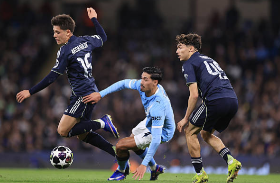 Reijnders (6.2): Một lựa chọn chiến thuật của Pep nhưng kh&ocirc;ng mang lại hiệu quả như kỳ vọng. Anh thi đấu mờ nhạt, thiếu kết nối với đồng đội v&agrave; sớm bị thay ra sau hiệp một.