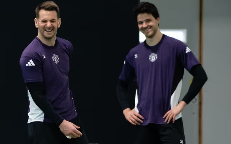 Heaton v&agrave; Senne Lammens.