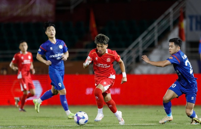 T&agrave;i năng trẻ Khoa Ngo trong m&agrave;u &aacute;o CLB CA TP.HCM.