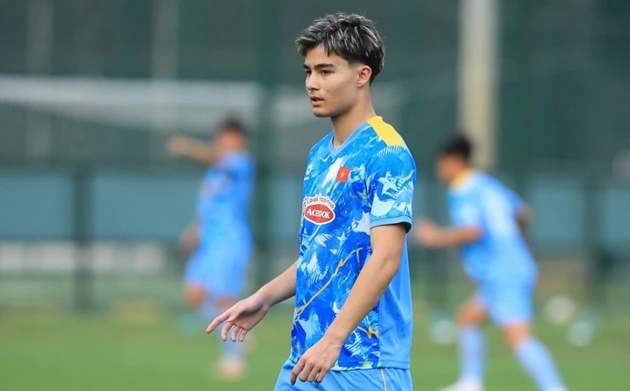 Antonio Moric được đ&ocirc;n l&ecirc;n đội U23 Việt Nam.