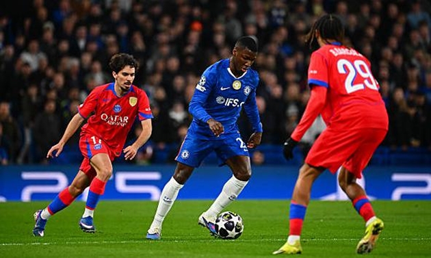 Moises Caicedo thừa nhận PSG qu&aacute; mạnh so với Chelsea.