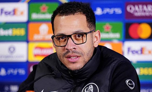 Liam Rosenior sẽ phải giải quyết mớ b&ograve;ng bong ở Chelsea.