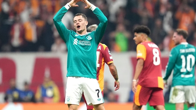 Arne Slot v&agrave; c&aacute;c học tr&ograve; đang chịu nhiều &aacute;p lực.