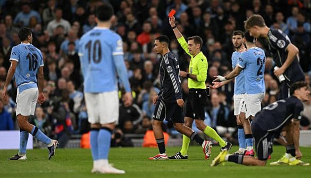 Thẻ đỏ qu&aacute; sớm khiến Man City gần như kh&ocirc;ng c&ograve;n cơ hội lật ngược thế cờ.