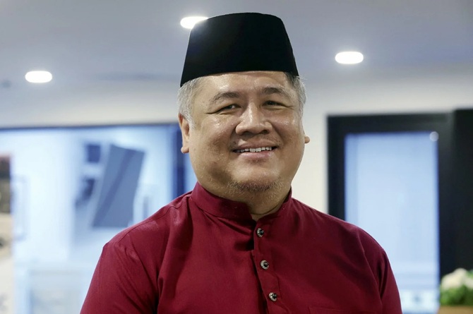 Ch&acirc;n dung luật sư thể thao Nik Erman Nik Roseli.