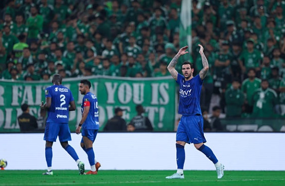 Theo Hernandez c&ugrave;ng c&aacute;c đồng đội gi&agrave;nh chiến thắng ở b&aacute;n kết King's Cup.