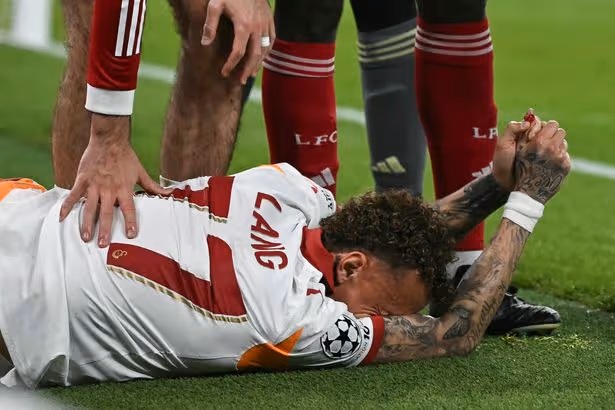 Ảnh bài viết Va đập biển quảng cáo ở Anfield, Noa Lang đứt rời ngón tay