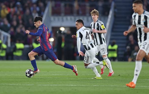 Gerard Martin (7.3): Mắc lỗi vị tr&iacute; b&agrave;n thua đầu nhưng chuộc lỗi bằng pha kiến tạo bằng đầu cho Bernal.