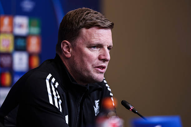 Howe ch&ecirc; tr&aacute;ch h&agrave;ng ph&ograve;ng ngự của Newcastle. 