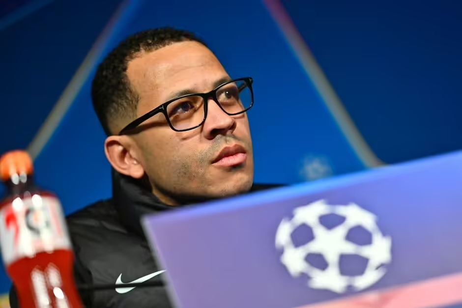 HLV Liam Rosenior được cho l&agrave; vẫn an to&agrave;n sau chuỗi trận bết b&aacute;t.