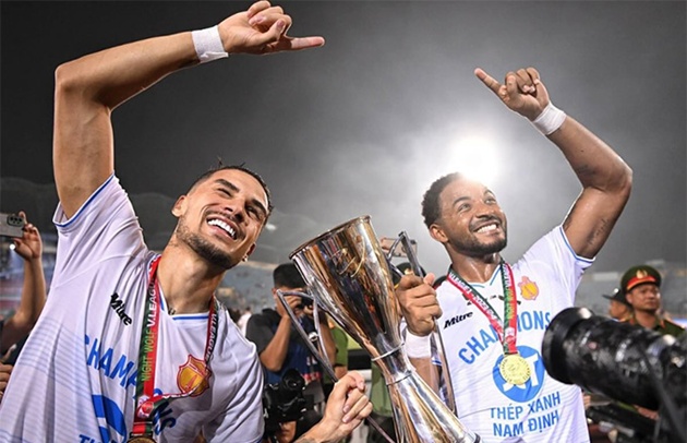 Những cầu thủ nhập tịch như Xuân Son và Hoàng Hên đang được ưu ái hơn.