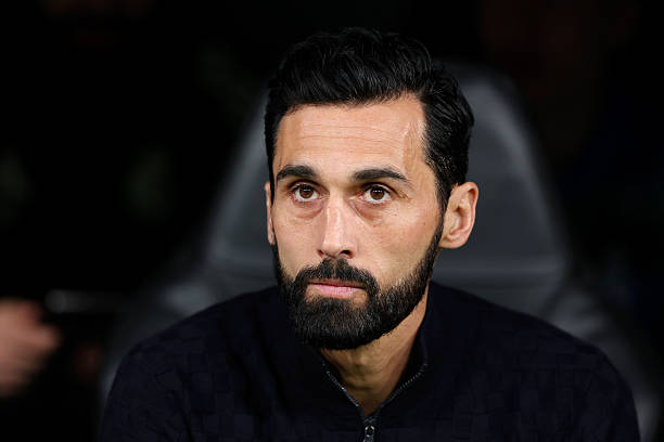 Arbeloa l&egrave;o l&aacute;i th&agrave;nh c&ocirc;ng con thuyền Real Madrid. 