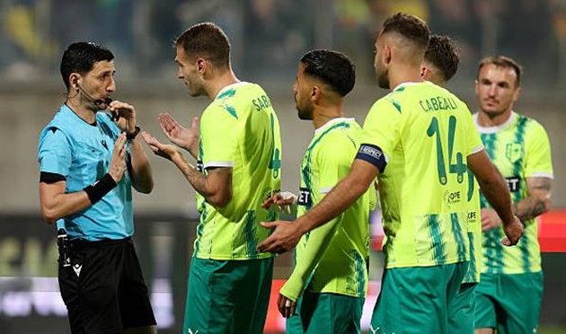 Tấm thẻ đỏ của Enric Saborit khiến chủ nh&agrave; gặp bất lợi.