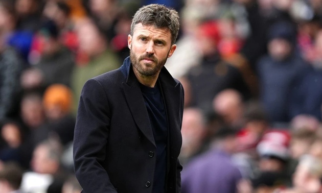 Carrick ủng hộ mọi h&agrave;nh động của c&aacute;c học tr&ograve; tr&ecirc;n s&acirc;n.