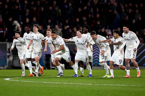 Nottingham phải nhờ đến sự yếu k&eacute;m của đối thủ tr&ecirc;n chấm phạt đền để bước tiếp.. 