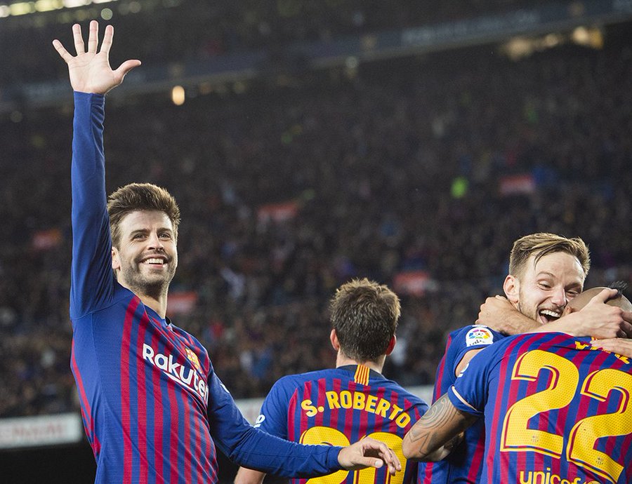Khoảnh khắc Pique giơ tay năm ng&oacute;n tại Camp Nou.