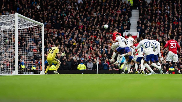 Man Utd nguy hiểm khi thực hiện pha b&oacute;ng cố định.