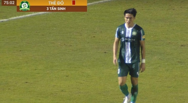 Tấm thẻ đỏ của Tấn Sinh đ&atilde; l&agrave; bước ngoặt của trận đấu.