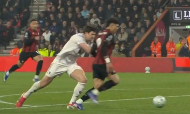 T&igrave;nh huống dẫn đến thẻ đỏ của Maguire.