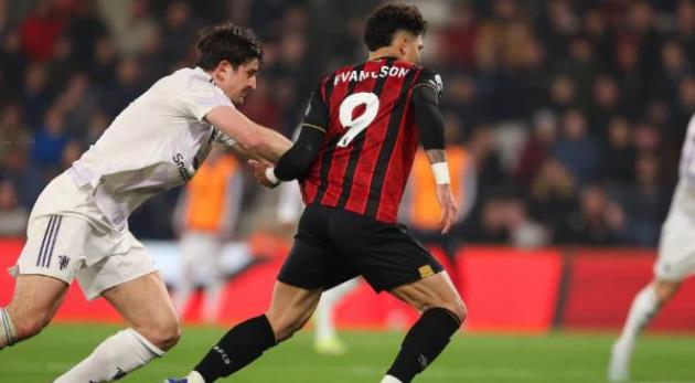 T&igrave;nh huống dẫn đến quả phạt đền m&agrave; MU phải chịu.